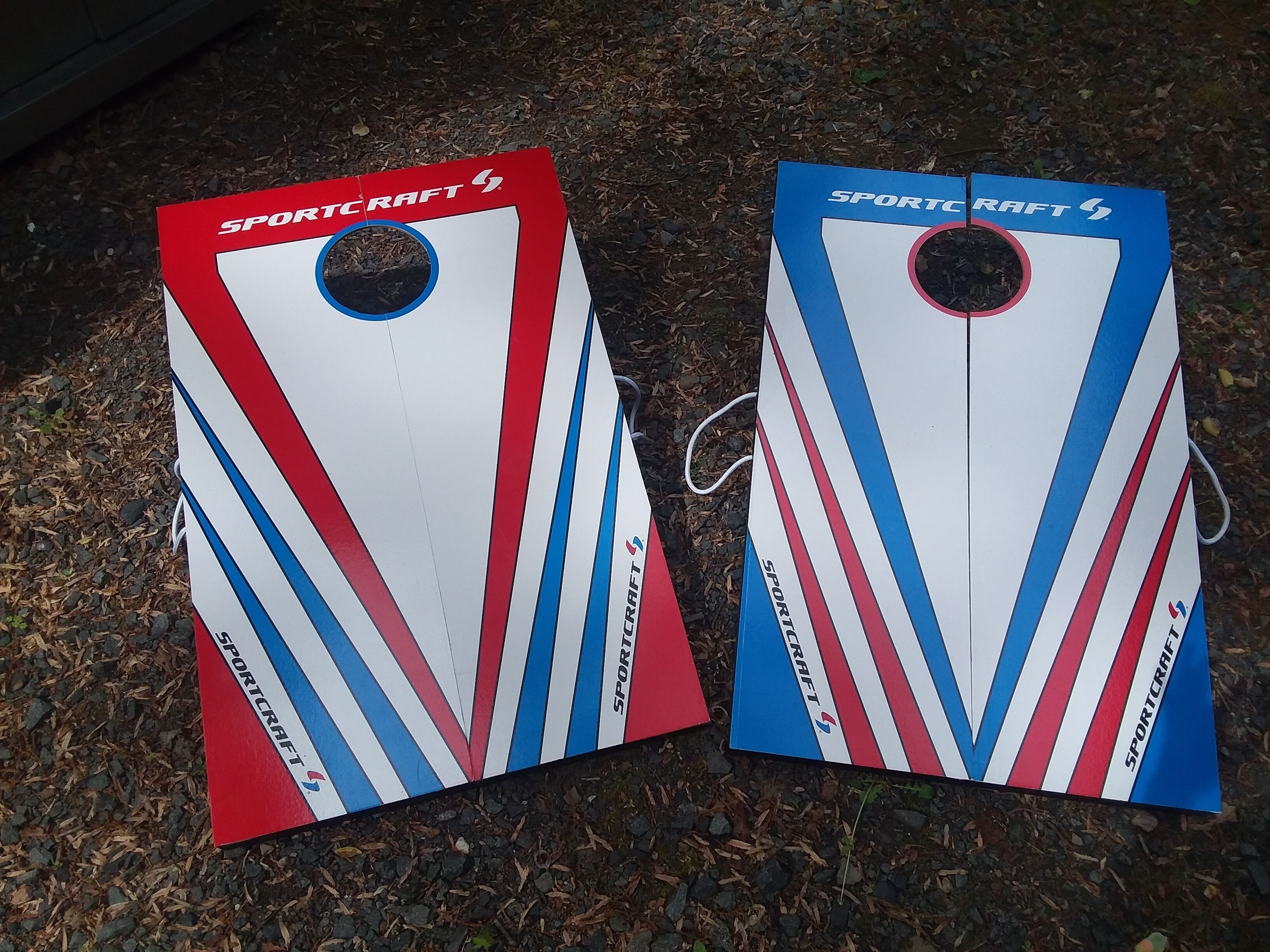 Twee SPORTCRAFT 4 tas/rugzakken liggen op een grindpad.