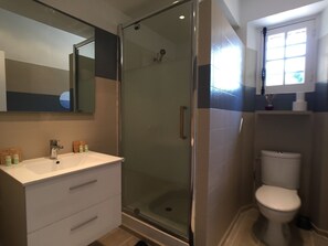 Een haardroger, handdoeken