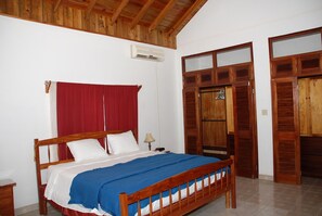 4 bedrooms, iron/ironing board, free WiFi, bed sheets - Luxurious Rooms And Crisp, Virgin Mountain Air Awaits....Chef on Call (Cave Valley)