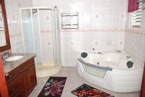 Ensemble douche/baignoire, baignoire à jets, sèche-cheveux
