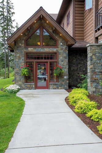 Pines 4 bedroom with great ski access! AC for hot summer days /Underground parking /ski locker room