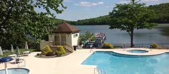 Condo Big Boulder Lake Front / WiFi gratuit et parking / Piscine / Jacuzzi / Cheminée / Grill