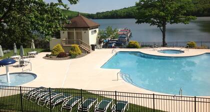 Big Boulder Lake Front Condo/Free WiFi & Parking/Pool/Jacuzzi/Fire Place/Grill