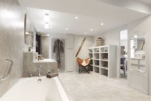 Hair dryer, towels - CHARMING ROOM DORDOGNE NEAR BERGERAC (Saint-Martin-des-Combes)