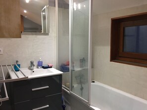 Badewanne, Haartrockner, Seife, Toilettenpapier