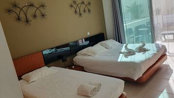 2 bedrooms, in-room safe, desk, iron/ironing board