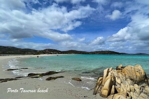 Playa en los alrededores y camastros 