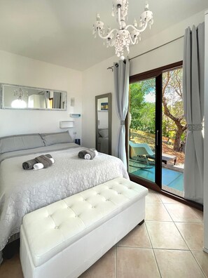 3 habitaciones, tabla de planchar con plancha y cuna de viaje 