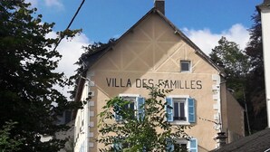 En byggnad med skylten ”VILLA DES FAMILLES” på fasaden.