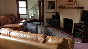 Smart TV, chimenea, reproductor de DVD y tenis de mesa 