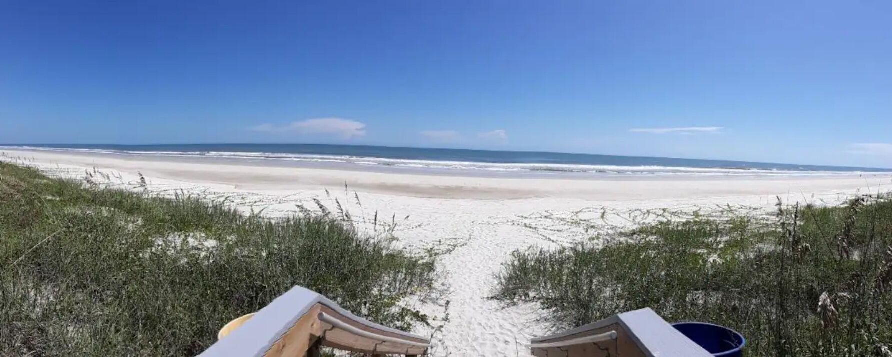 Vlak bij het strand, ligstoelen aan het strand, strandlakens