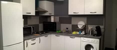 Jääkaappi, mikroaaltouuni, uuni, liesi