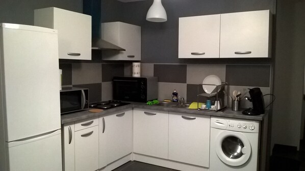 Réfrigérateur, micro-ondes, four, plaque de cuisson