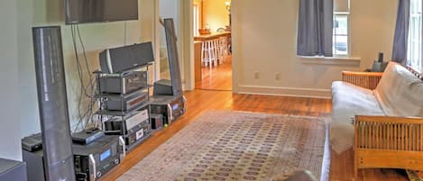 TV connectée, lecteur de DVD, livres, chaîne hi-fi