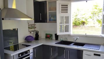 Cafetière/bouilloire, réfrigérateur, micro-ondes, plaque de cuisson