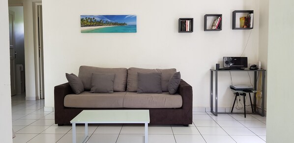 TV, DVD player, books, stereo