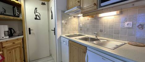 Réfrigérateur, micro-ondes, four, lave-vaisselle