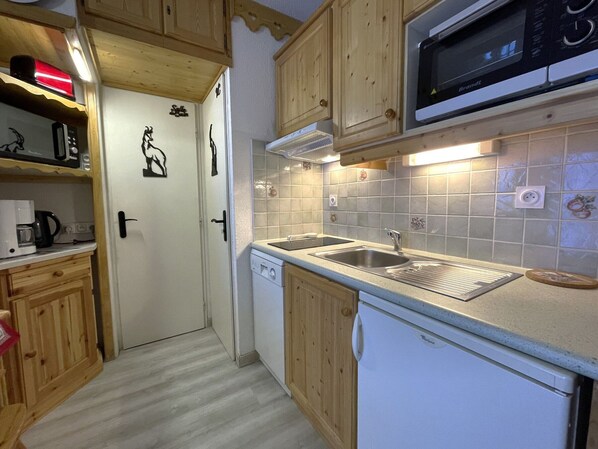Fridge, microwave, dishwasher, coffee/tea maker