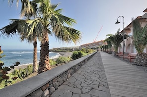 Plage, chaises longues, serviettes de plage