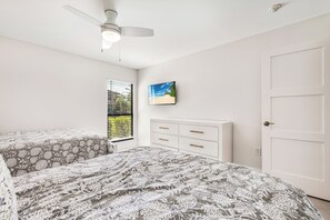 3 habitaciones, tabla de planchar con plancha, wifi y ropa de cama 