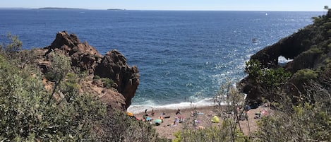 Nära stranden och solstolar