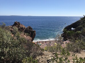 Nær stranden og solsenger