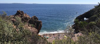 MAGNIFICENT VILLA IN PEACE IN THE PRIVATE POOL andwith RETRO COAST OF CANNES