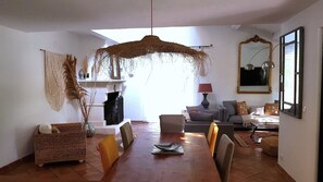 Una Smart TV, una chimenea, un reproductor de DVD