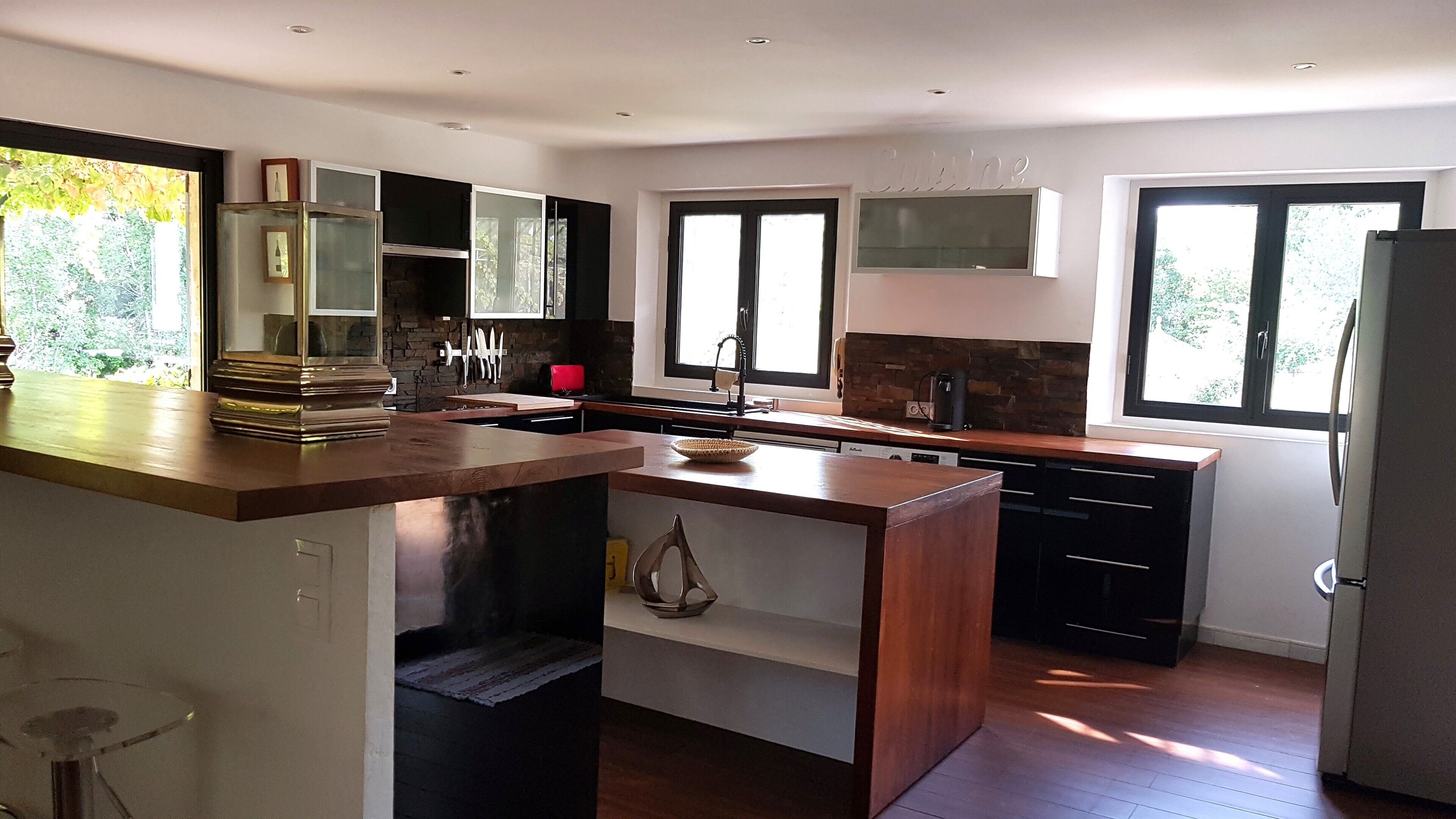 Réfrigérateur, four à micro-ondes, un four, surface de cuisson