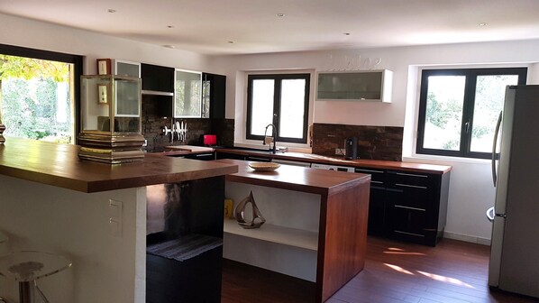 Jääkaappi, mikroaaltouuni, uuni, liesi