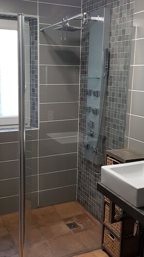 Combined shower/bathtub, hair dryer, bidet, towels