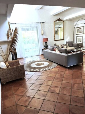 Una Smart TV, una chimenea, un reproductor de DVD