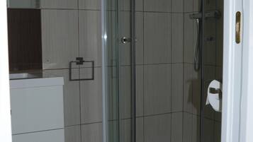 Douche, sèche-cheveux, serviettes fournies