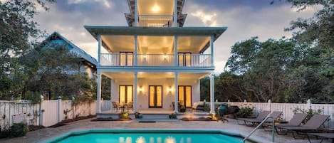 Una piscina al aire libre, una piscina climatizada