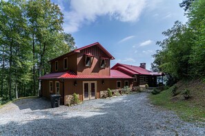 Exterior - Million $ View: Hot Tub | Theater Room | Pool Table | Air Hockey | 10min to Banner Elk (Banner Elk)