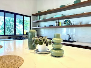 Fridge, microwave, oven, stovetop - Villa Kalani – Lakefront Retreat Peninsula Nuevo Arenal (de Nuevo Arenal)