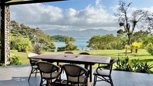 An outdoor dining area with a view of a lake and mountains. - Walk to Sunset Cocktails, Lake Access and Birdwatching - Arenal peninsula (de Nuevo Arenal)