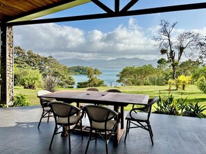 Outdoor dining - Villa Kalani – Lakefront Retreat Peninsula Nuevo Arenal (de Nuevo Arenal)