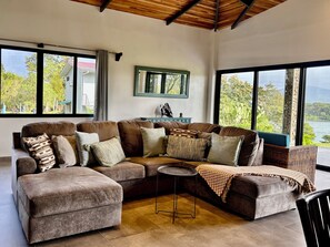 Smart TV, books, music library - Villa Kalani – Lakefront Retreat Peninsula Nuevo Arenal (de Nuevo Arenal)