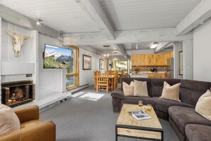 Televisión y chimenea 