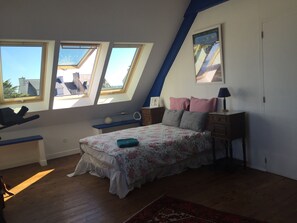 6 bedrooms, desk, iron/ironing board, free WiFi