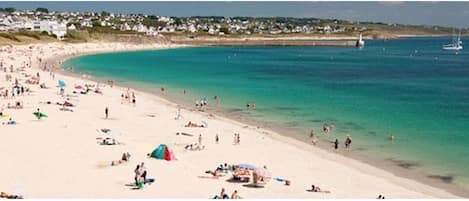 Una spiaggia nelle vicinanze