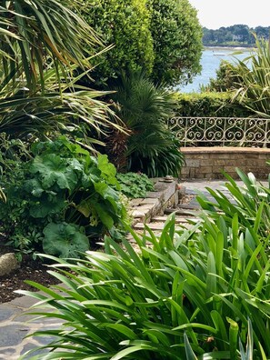Property grounds - VERY NICE HOUSE with SEA VIEW and garden overlooking coastal path (Concarneau)
