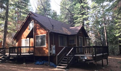 Cozy cabin near lakes, streams, rivers, hiking trails and shops/restaurants