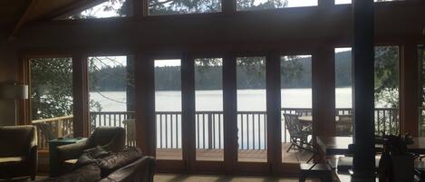 Smart TV, chimenea, reproductor de DVD y tenis de mesa