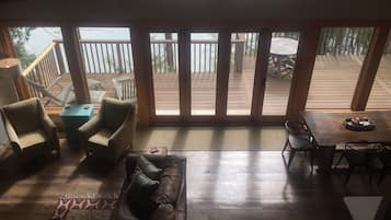Smart TV, lareira, DVD player, mesa de pingue-pongue