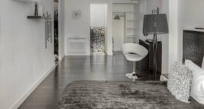 Spacious and refined room, swimming pool