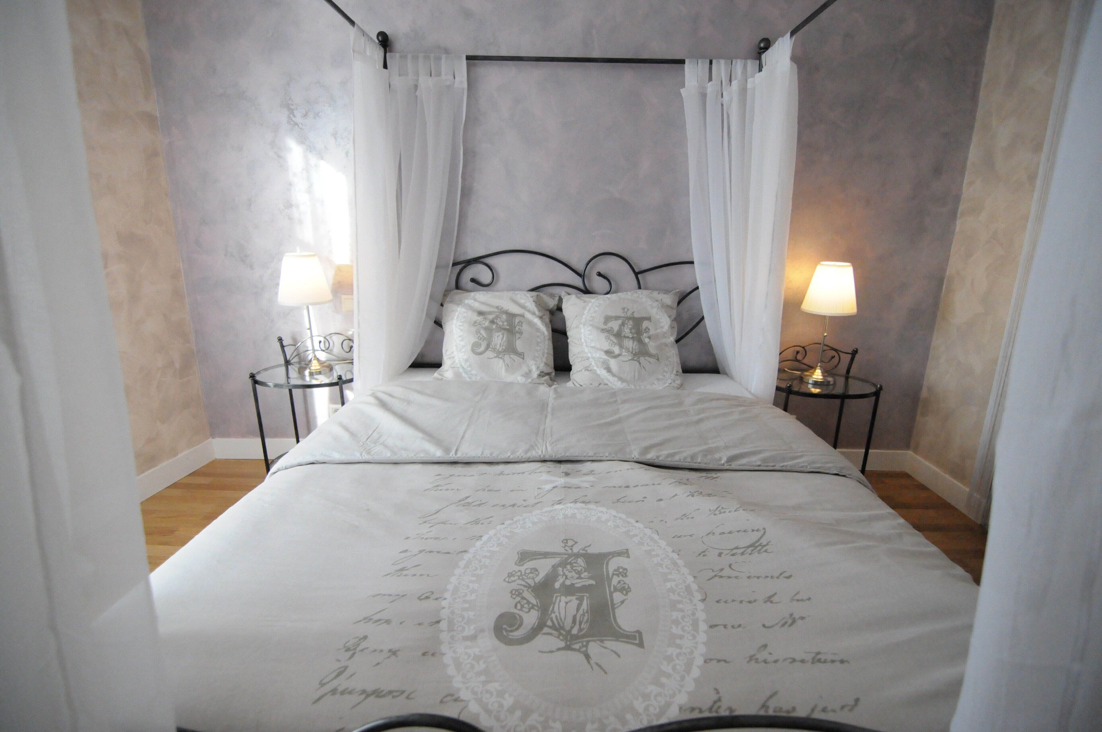 3 bedrooms, soundproofing, free WiFi, bed sheets