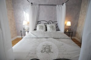 3 bedrooms, soundproofing, free WiFi, bed sheets