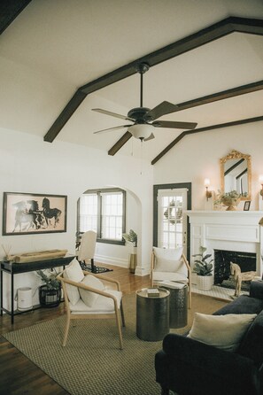 Smart-tv, een open haard, een dvd-speler en boeken